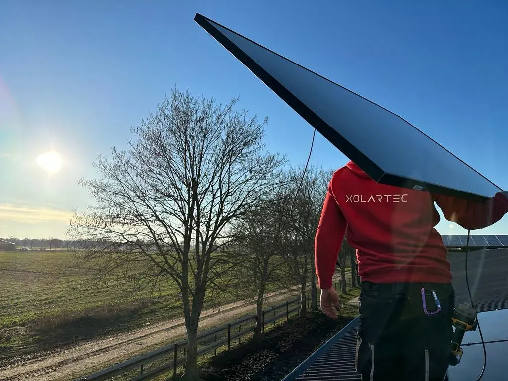 Xolartec Mitarbeiter trägt ein Solarpanel